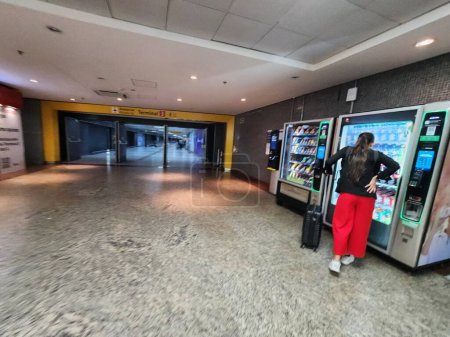 Téléchargez les photos : Aéroport international de Guarulhos. 08 mai 2023, Sao Paulo, Brésil : Mouvement des personnes aux terminaux 2 et 3 de l'aéroport international de Guarulhos, lundi (08) nuit. - en image libre de droit