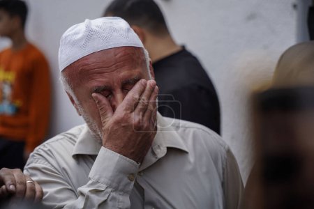 Foto de Los palestinos en Gaza lloran y se despiden de los cuerpos de los mártires en la Franja de Gaza. 9 de mayo de 2023, Gaza, Palestina: Palestinos en la Franja de Gaza lloran y se despiden de los cuerpos de los mártires que murieron anoche - Imagen libre de derechos