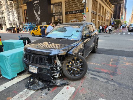 Téléchargez les photos : Accident impliquant deux véhicules sur la 5e Avenue New York. 10 mai, New York, USA : Accident impliquant deux véhicules sur la 5ème Avenue avec 57 rue à New York sans pertes sérieuses. La police est arrivée au local pour enquêter - en image libre de droit
