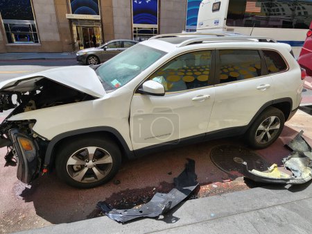 Téléchargez les photos : Accident impliquant deux véhicules sur la 5e Avenue New York. 10 mai, New York, USA : Accident impliquant deux véhicules sur la 5ème Avenue avec 57 rue à New York sans pertes sérieuses. La police est arrivée au local pour enquêter - en image libre de droit
