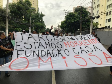 Foto de Manifestación de empleados de la Fundación Casa en Sao Paulo. 10 de mayo de 2023. Sao Paulo, Brasil: Trabajadores socioeducativos realizaron una gran protesta en Complexo do Bras, marcharon a la Corte de Justicia (foro Bras) - Imagen libre de derechos