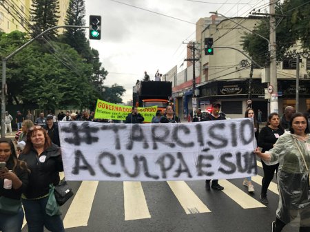 Foto de Manifestación de empleados de la Fundación Casa en Sao Paulo. 10 de mayo de 2023. Sao Paulo, Brasil: Trabajadores socioeducativos realizaron una gran protesta en Complexo do Bras, marcharon a la Corte de Justicia (foro Bras) - Imagen libre de derechos