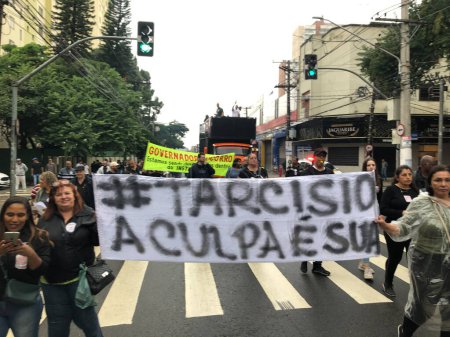Téléchargez les photos : Manifestation des employés de la Fondation Casa à Sao Paulo. Le 10 mai 2023. Sao Paulo, Brésil : Les travailleurs socio-éducatifs ont organisé une grande manifestation dans le Complexo do Bras, défilé devant la Cour de justice (forum Bras) - en image libre de droit