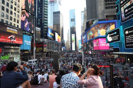 Téléchargez les photos : Mouvement intense en fin d'après-midi sur Time Square. 11 mai 2023. New York, États-Unis : Il y a un grand mouvement de touristes dans Time Square, qui est situé à la jonction de Broadway et Seventh Avenue, entre la 42ème rue et la 47ème rue - en image libre de droit