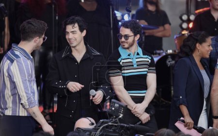 Téléchargez les photos : Jonas Brothers Effectuer en direct sur Today Show. 12 mai 2023, New York, États-Unis : Les Jonas Brothers donnent le coup d'envoi de la série de concerts Citi en direct aujourd'hui au centre Rockefeller. - en image libre de droit
