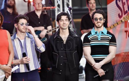 Téléchargez les photos : Jonas Brothers Effectuer en direct sur Today Show. 12 mai 2023, New York, États-Unis : Les Jonas Brothers donnent le coup d'envoi de la série de concerts Citi en direct aujourd'hui au centre Rockefeller. - en image libre de droit