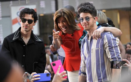 Foto de Jonas Brothers Actuar en vivo en Today Show. 12 de mayo de 2023, Nueva York, Estados Unidos: Los Jonas Brothers están lanzando la Serie de Conciertos Citi en vivo el HOY en el centro Rockefeller. - Imagen libre de derechos