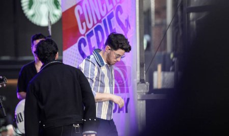 Foto de Jonas Brothers Actuar en vivo en Today Show. 12 de mayo de 2023, Nueva York, Estados Unidos: Los Jonas Brothers están lanzando la Serie de Conciertos Citi en vivo el HOY en el centro Rockefeller. - Imagen libre de derechos