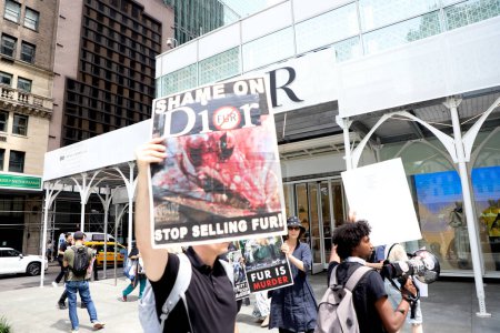 Téléchargez les photos : Manifestation contre la vente de fourrures au magasin Dior. 13 mai 2023, New York, USA : Un groupe d'écologistes proteste contre la vente de fourrures devant le magasin Dior sur la 49ème rue avec la 5ème Avenue, à New York. - en image libre de droit