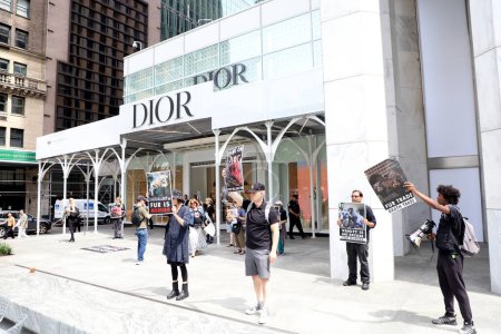 Téléchargez les photos : Manifestation contre la vente de fourrures au magasin Dior. 13 mai 2023, New York, USA : Un groupe d'écologistes proteste contre la vente de fourrures devant le magasin Dior sur la 49ème rue avec la 5ème Avenue, à New York. - en image libre de droit