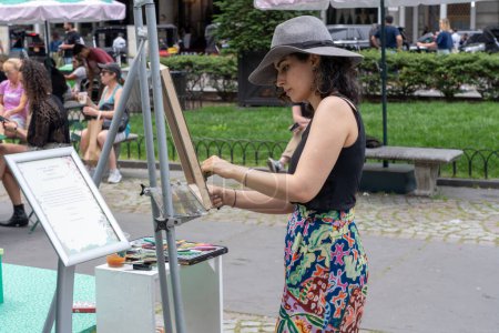 Photo for Fifth Avenue Blooms. May 13, 2023, New York, New York, USA: A student from New York Academy of Art paints during the Fifth Avenue Blooms imagined by Van Cleef event at Pulitzer Fountain on May 13, 2021 in New York City. - Royalty Free Image