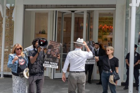 Téléchargez les photos : Manifestation anti-fourrure. 13 mai 2023, New York, New York, USA : Manifestants des droits des animaux tenant des pancartes lors d'une manifestation devant le magasin Louis Vuitton sur la Cinquième Avenue lors d'une manifestation anti-fourrure le 13 mai 2023 à New York. - en image libre de droit