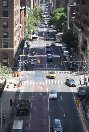 Foto de Vista aérea de las calles Mid-Manhattan. 14 de mayo de 2023, Nueva York, Estados Unidos: Vista aérea de las calles y rascacielos de Manhattan en un soleado Día de las Madres en Nueva York. - Imagen libre de derechos