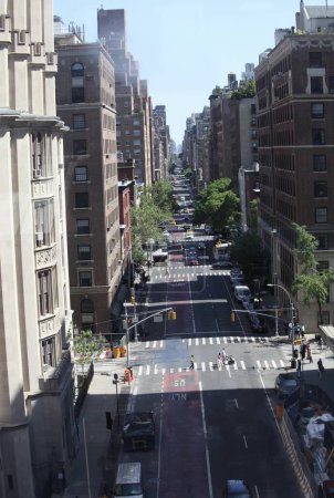 Foto de Vista aérea de las calles Mid-Manhattan. 14 de mayo de 2023, Nueva York, Estados Unidos: Vista aérea de las calles y rascacielos de Manhattan en un soleado Día de las Madres en Nueva York. - Imagen libre de derechos