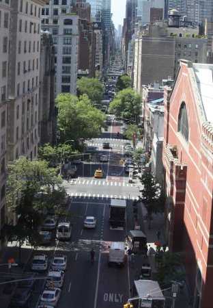 Téléchargez les photos : Vue aérienne des rues du centre de Manhattan. 14 mai 2023, New York, États-Unis : Vue aérienne de rues animées et de gratte-ciel en rotin moyen lors d'une fête des mères ensoleillée à New York. - en image libre de droit