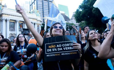 Foto de Manifestación el Día S en Río de Janeiro. 16 de mayo de 2023. Río de Janeiro, Brasil: El llamado Día S reunirá a empleados del Sistema de Comercio, usuarios, estudiantes y maestros en una gran manifestación - Imagen libre de derechos