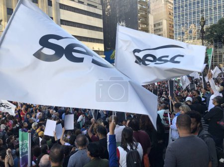 Foto de Manifestación el día S en Sao Paulo. 16 de mayo de 2023. Sao Paulo, Brasil: El llamado Día S reunirá a empleados del Sistema de Comercio, usuarios, estudiantes y maestros en una gran manifestación - Imagen libre de derechos