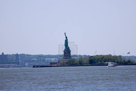 Foto de Movimiento de personas en Nueva York. 17 de mayo de 2023, Nueva York, Estados Unidos: Gran movimiento de personas y turistas en los barrios de Chelsea y a lo largo del río Hudson, Estatua de la Libertad, que es el bullicioso corazón financiero de la ciudad - Imagen libre de derechos
