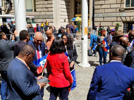 Téléchargez les photos : Cérémonie de levée de drapeau pour Haïti à New York. 17 mai 2023, New York, USA : Les Haïtiens célèbrent la cérémonie de levée de drapeau qui leur a été faite à New York même en présence du maire de New York Eric Adams - en image libre de droit
