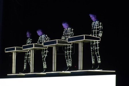 Téléchargez les photos : Kraftwerk allemand a joué au C6 Music Fest à Sao Paulo. 20 mai 2023, Sao Paulo, Brésil : Le quatuor allemand Kraftwerk se produit dans l'arène extérieure de l'Auditorium Ibirapuera à Sao Paulo, la deuxième nuit du C6 Music Fest - en image libre de droit