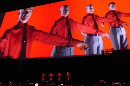 Téléchargez les photos : Kraftwerk allemand a joué au C6 Music Fest à Sao Paulo. 20 mai 2023, Sao Paulo, Brésil : Le quatuor allemand Kraftwerk se produit dans l'arène extérieure de l'Auditorium Ibirapuera à Sao Paulo, la deuxième nuit du C6 Music Fest - en image libre de droit