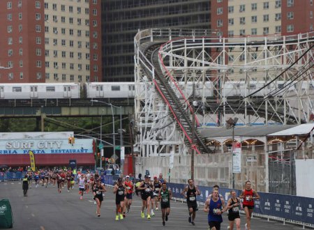 Foto de Media Maratón de Brooklyn 13.1-Mile Race. 20 de mayo de 2023, Brooklyn, Nueva York, Estados Unidos: La Media Maratón de Brooklyn, que es la media maratón más grande de los Estados Unidos en un recorrido de 13,1 millas por el Borough of Kings - Imagen libre de derechos