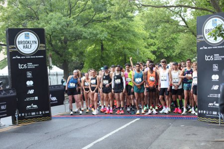 Foto de Media Maratón de Brooklyn 13.1-Mile Race. 20 de mayo de 2023, Brooklyn, Nueva York, Estados Unidos: La Media Maratón de Brooklyn, que es la media maratón más grande de los Estados Unidos en un recorrido de 13,1 millas por el Borough of Kings - Imagen libre de derechos