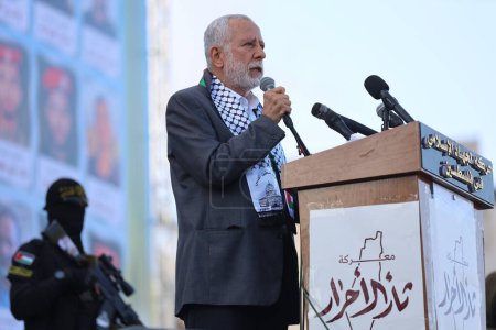 Foto de (INT) El Movimiento Islámico de la Yihad en Gaza organiza una ceremonia conmemorativa para los mártires de la Batalla de la Revolución Libre. 19 de mayo de 2023, Gaza, Palestina: Muhammad al-Hindi, jefe del departamento político de la Yihad Islámica - Imagen libre de derechos