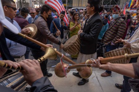 Foto de Desfile del Día de Nepal 2023. 21 de mayo de 2023, Nueva York, Nueva York, Estados Unidos: Los participantes tocan instrumentos tradicionales nepaleses durante el Desfile del Día de Nepal en la Avenida Madison el 21 de mayo de 2023 en la Ciudad de Nueva York. - Imagen libre de derechos