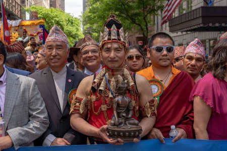 Téléchargez les photos : Défilé du Jour du Népal 2023. 21 mai 2023, New York, New York, USA : Un moine bouddhiste participe au défilé de la fête du Népal à New York le 21 mai 2023 à New York. - en image libre de droit