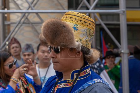 Foto de Desfile del Día de Nepal 2023. 21 de mayo de 2023, Nueva York, Nueva York, Estados Unidos: El participante usa un sombrero tradicional nepalí durante el desfile del Día de Nepal en la Avenida Madison el 21 de mayo de 2023 en la Ciudad de Nueva York. - Imagen libre de derechos