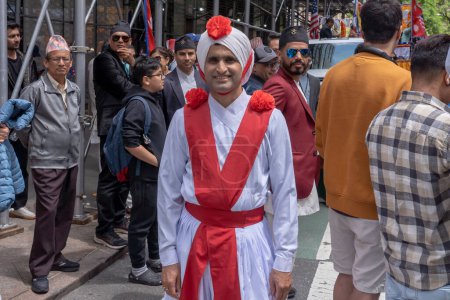 Foto de Desfile del Día de Nepal 2023. 21 de mayo de 2023, Nueva York, Nueva York, Estados Unidos: Un participante posa para la foto en el Desfile del Día de Nepal en la Avenida Madison el 21 de mayo de 2023 en la Ciudad de Nueva York. - Imagen libre de derechos