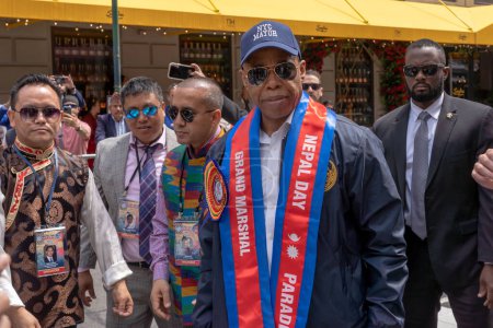Foto de Desfile del Día de Nepal 2023. 21 de mayo de 2023, Nueva York, Nueva York, Estados Unidos: El alcalde de la ciudad de Nueva York Eric Adams llega al Desfile del Día de Nepal en la Avenida Madison el 21 de mayo de 2023 en la ciudad de Nueva York. - Imagen libre de derechos