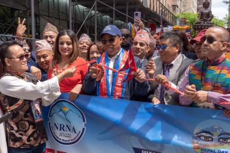 Foto de Desfile del Día de Nepal 2023. 21 de mayo de 2023, Nueva York, Nueva York, Estados Unidos: El alcalde de la ciudad de Nueva York Eric Adams corta la cinta del desfile al Desfile del Día de Nepal en la Avenida Madison el 21 de mayo de 2023 en la ciudad de Nueva York. - Imagen libre de derechos