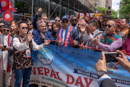 Foto de Desfile del Día de Nepal 2023. 21 de mayo de 2023, Nueva York, Nueva York, Estados Unidos: El alcalde de la ciudad de Nueva York Eric Adams corta la cinta del desfile al desfile del Día de Nepal en la Avenida Madison el 21 de mayo de 2023 en la ciudad de Nueva York. - Imagen libre de derechos