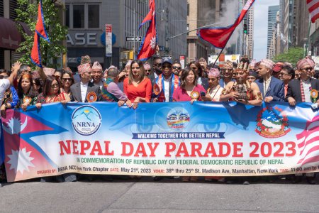 Foto de Desfile del Día de Nepal 2023. 21 de mayo de 2023, Nueva York, Nueva York, Estados Unidos: El alcalde de la ciudad de Nueva York Eric Adams, la congresista Grace Meng y otros funcionarios electos marchan en el Desfile del Día de Nepal en la Avenida Madison el 21 de mayo de 2023 en la ciudad de Nueva York. - Imagen libre de derechos