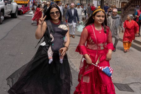 Foto de Desfile del Día de Nepal 2023. 21 de mayo de 2023, Nueva York, Nueva York, Estados Unidos: Participantes en paños tradicionales con banderas y pancartas marchan en el Desfile del Día de Nepal en la Avenida Madison el 21 de mayo de 2023 en la Ciudad de Nueva York. - Imagen libre de derechos
