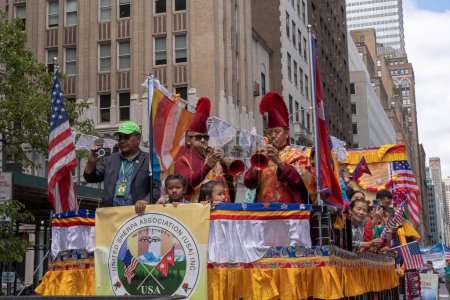 Foto de Desfile del Día de Nepal 2023. 21 de mayo de 2023, Nueva York, Nueva York, Estados Unidos: Participantes en paseos tradicionales de paños en la carroza United Sherpa Association Inc en el Desfile del Día de Nepal en la Avenida Madison el 21 de mayo de 2023 en la Ciudad de Nueva York. - Imagen libre de derechos