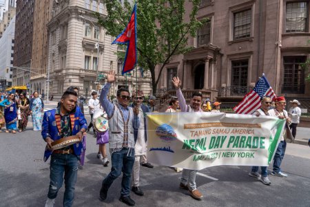 Téléchargez les photos : Défilé du Jour du Népal 2023. 21 mai 2023, New York, New York, États-Unis : Des participants en tissus traditionnels avec drapeaux et bannières défilent au défilé de la fête du Népal à New York le 21 mai 2023 à New York. - en image libre de droit