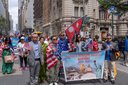Foto de Desfile del Día de Nepal 2023. 21 de mayo de 2023, Nueva York, Nueva York, Estados Unidos: Participantes en paños tradicionales con banderas y pancartas marchan en el Desfile del Día de Nepal en la Avenida Madison el 21 de mayo de 2023 en la Ciudad de Nueva York. - Imagen libre de derechos