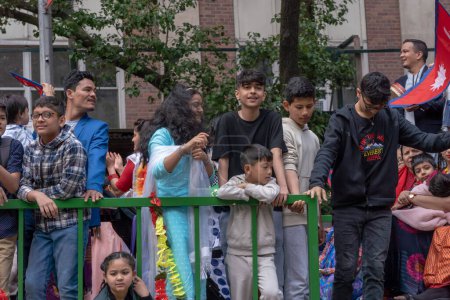 Foto de Desfile del Día de Nepal 2023. 21 de mayo de 2023, Nueva York, Nueva York, Estados Unidos: Los participantes montan una carroza en el Desfile del Día de Nepal en la Avenida Madison el 21 de mayo de 2023 en la Ciudad de Nueva York. - Imagen libre de derechos