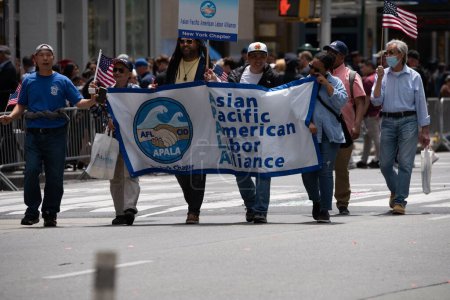Téléchargez les photos : Asian Pafcific American Labor Alliance à la deuxième parade annuelle de l'AAPI sur la Sixième Avenue (Avenue des Amériques). Le 21 mai 2023. New York, États-Unis Défilé culturel et patrimonial des Asiatiques américains et du Pacifique (AAPI) - en image libre de droit