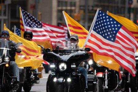 Foto de Grupo de motos con banderas estadounidenses y vietnamitas en el segundo desfile anual de la AAPI en la Sexta Avenida (Avenida de las Américas). 21 de mayo de 2023. Nueva York, Estados Unidos Desfile Cultural y Patrimonio de los Asiáticos Americanos e Isleños del Pacífico (AAPI) - Imagen libre de derechos