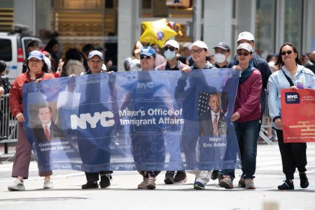 Foto de Oficina del Alcalde de Asuntos de Inmigrantes en el segundo desfile anual de la AAPI en la Sexta Avenida (Avenida de las Américas). 21 de mayo de 2023. Nueva York, Estados Unidos Desfile Cultural y Patrimonio de los Asiáticos Americanos e Isleños del Pacífico (AAPI) - Imagen libre de derechos