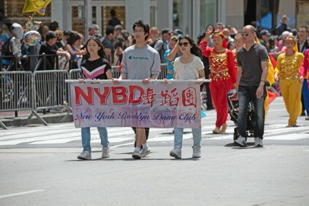 Téléchargez les photos : Club de danse NYBD à la deuxième parade annuelle de l'AAPI sur la Sixième Avenue (Avenue des Amériques). Le 21 mai 2023. New York, États-Unis Défilé culturel et patrimonial des Asiatiques américains et du Pacifique (AAPI) - en image libre de droit
