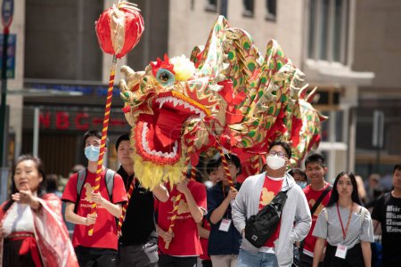 Foto de Dragón asiático en el segundo desfile anual de la AAPI en la Sexta Avenida (Avenida de las Américas). 21 de mayo de 2023. Nueva York, Estados Unidos Desfile Cultural y Patrimonio de los Asiáticos Americanos e Isleños del Pacífico (AAPI) - Imagen libre de derechos