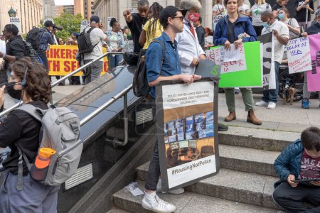 Foto de Dos arrestados en una manifestación y marcha para protestar contra el alcalde Adam & # 39; recortes presupuestarios de s. 24 de mayo de 2023, Nueva York, Nueva York, Estados Unidos: Manifestante sostiene un cartel llamando a la policía Vigilancia en un mitin y una marcha para protestar - Imagen libre de derechos