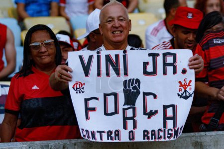 Photo for Brazilian Soccer Championship: Flamengo vs Cruzeiro. May 27, 2023, Rio de Janeiro, Brazil: Soccer players and Technical Committee and fans pay tribute to Vinicius Junior, soccer player of Real Madrid, who suffered racism in Spain in La Liga - Royalty Free Image
