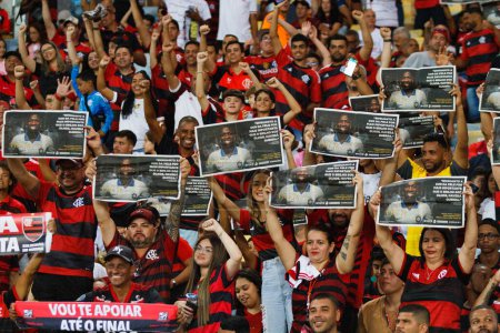 Foto de Campeonato Brasileño de Fútbol: Flamengo vs Cruzeiro. 27 de mayo de 2023, Río de Janeiro, Brasil: Futbolistas y Comité Técnico y aficionados rinden homenaje a Vinicius Junior, futbolista del Real Madrid, que sufrió racismo en España en La Liga - Imagen libre de derechos