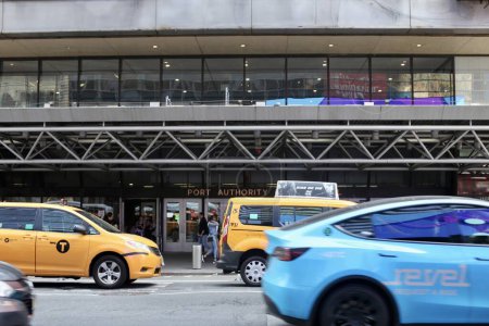 Foto de Memorial Day 2023 en Nueva York. 27 de mayo de 2023, Nueva York, Estados Unidos: Una larga fila de pasajeros tratando de obtener los últimos boletos a sus destinos en la Terminal de Autobuses de la Autoridad Portuaria en Times Square - Imagen libre de derechos